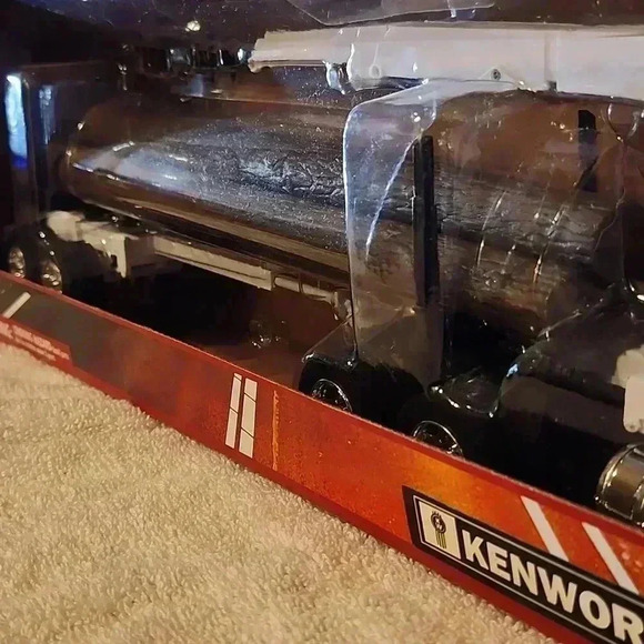 Kenworth W900 Log Hauler Big Rig. NEW IN BOX!! NEVER OPENED!!! - Picture 4 of 4